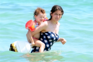 Laetitia Casta mentre fa il bagno a Torre Canne (Fotoservizio Olycom)